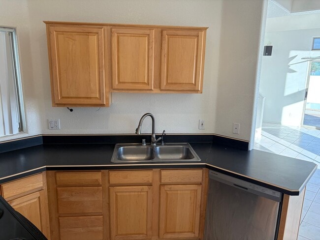 Building Photo - 2 Bedroom 2.5 Bath Townhome!