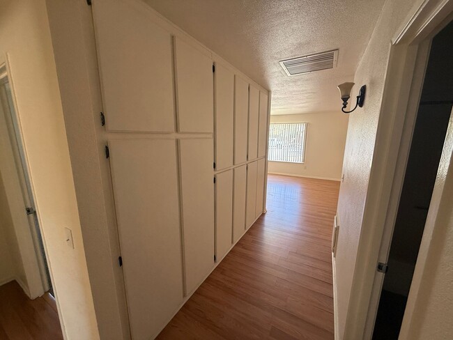 Building Photo - 208 W Mariposa Ave