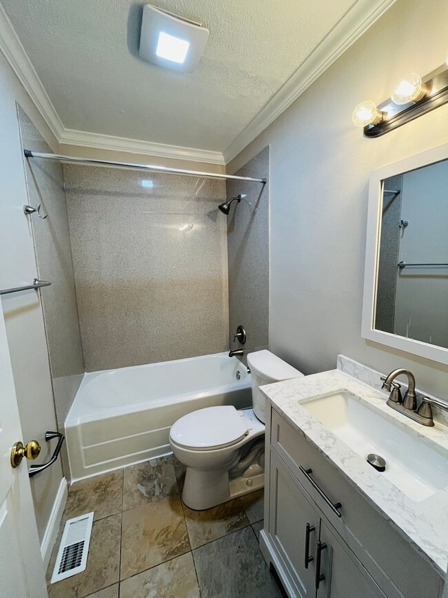 Building Photo - 3 Bed 1 Bath - Harwood Floors