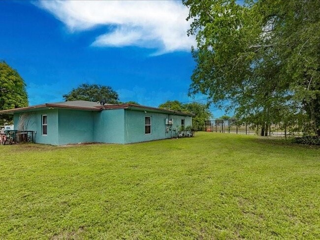 Building Photo - 5201 NW 17th Ct