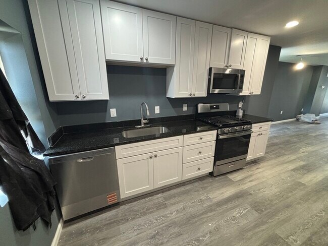 Building Photo - 2 Bedrooms plus den with 3.5 Bathrooms