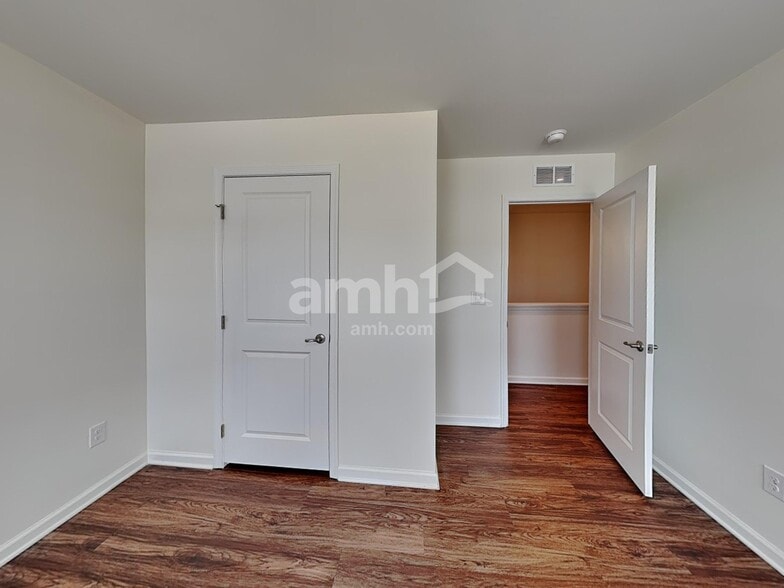 Building Photo - 553 Larragan Dr