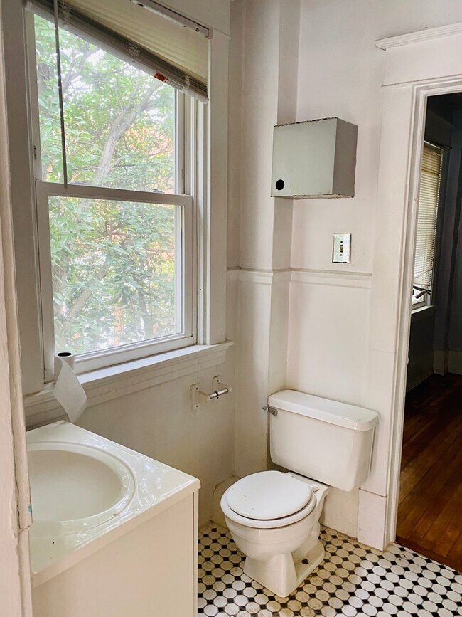 Building Photo - 119 N Robinson St