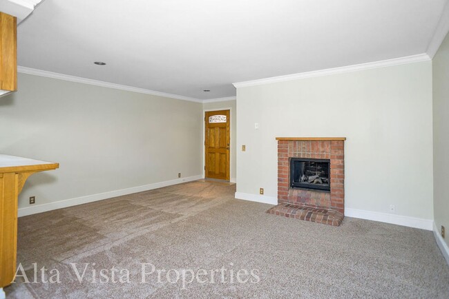 Building Photo - Villa La Jolla Dr 8840-204