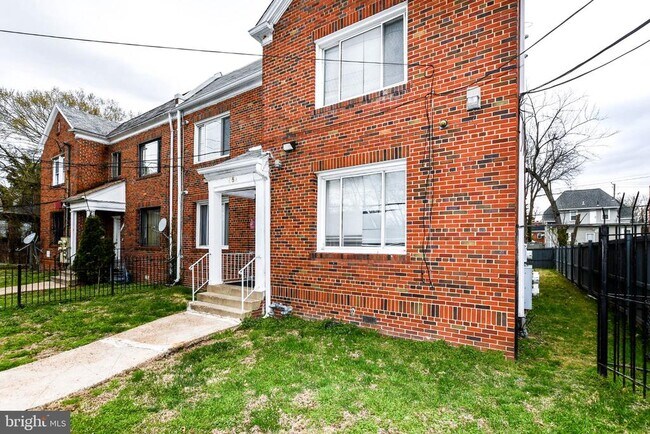 Building Photo - 554 Newcomb St SE