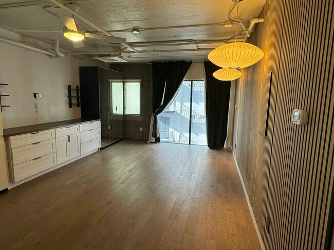 Building Photo - 360 W Broadway