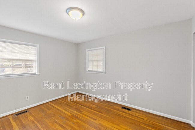 Building Photo - 3560 Lansdowne Dr