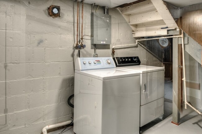 Building Photo - 4 bed in Aksarben