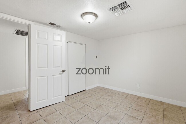 Building Photo - Welcome home to this beautifully updated 3-bedroom, 2-bathroom