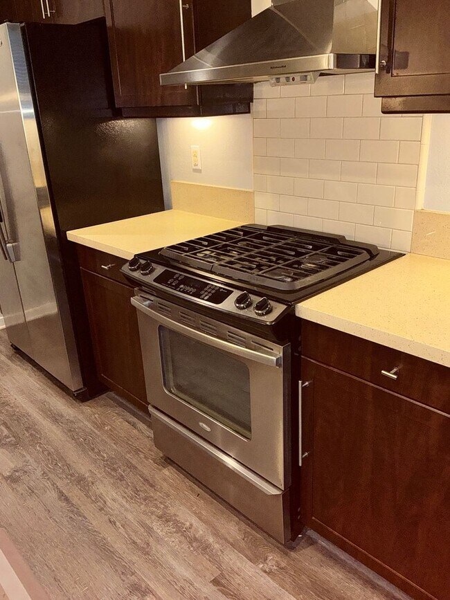 Building Photo - 3 Bedroom 3 Bath Townhouse Style Condo at Depot Walk in Orange