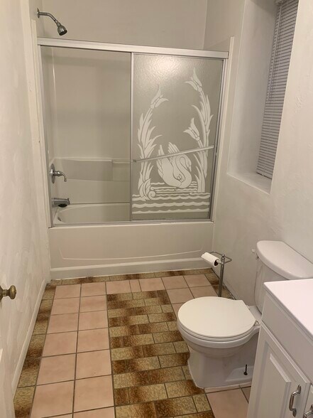 Bathroom - 514 Ivy St
