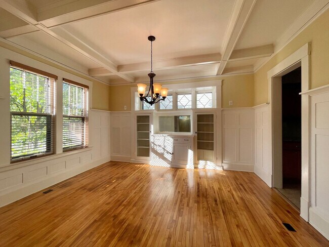 Building Photo - Gorgeous 4 Bedroom 2 Bathroom Home in South Minneapolis!