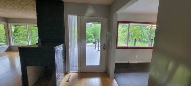 Building Photo - 4 bedrooms 3 baths beautiful house