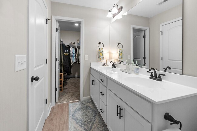 Building Photo - 2 Bed 2.5 Bath Townhome