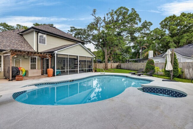 Building Photo - Pool Home