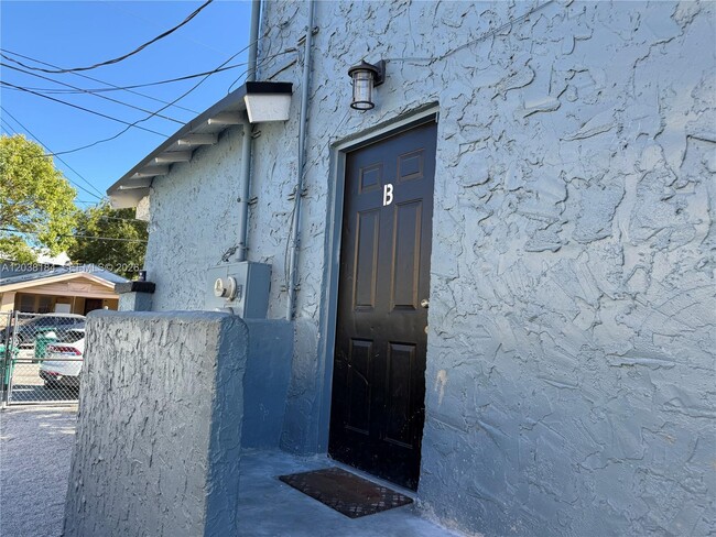 Building Photo - 236 SW 10th Ave