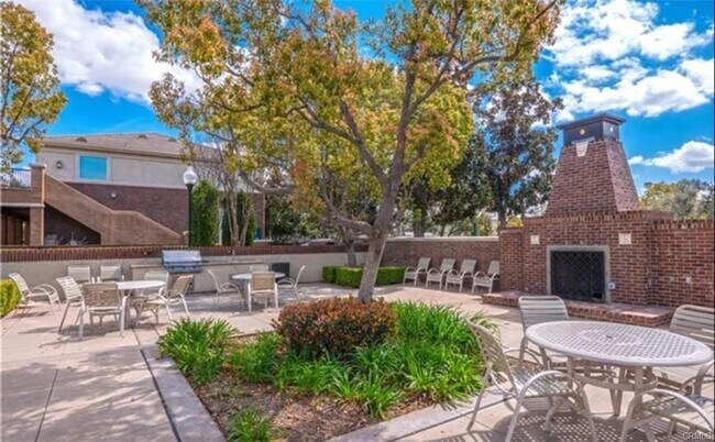 Building Photo - 15723 Parkhouse Dr