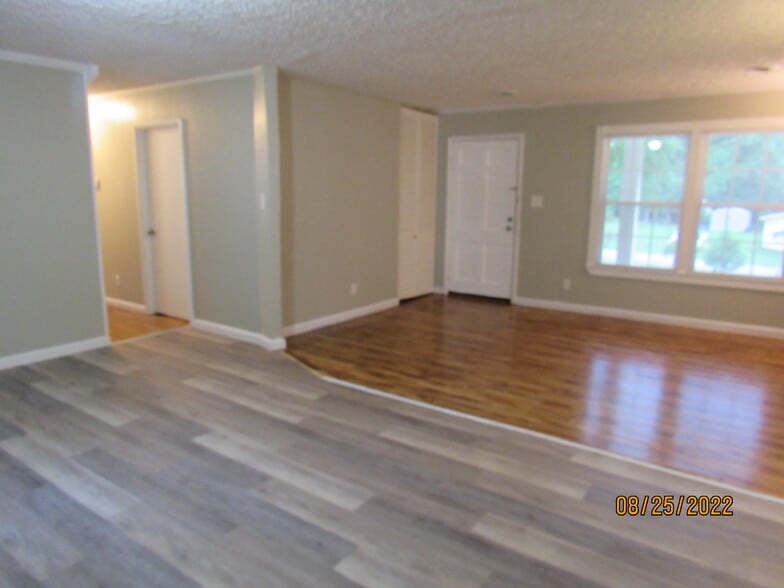 Building Photo - 2215 Macy Ave
