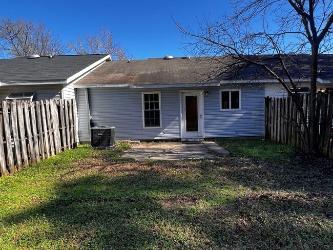 Building Photo - Charming 2 bedroom 2 bath home located in Jacksonville. This home is close to the area bases, sho...