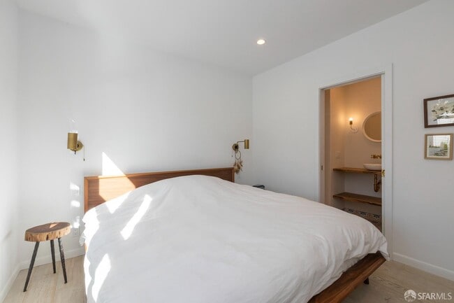 Building Photo - 449 Gates St