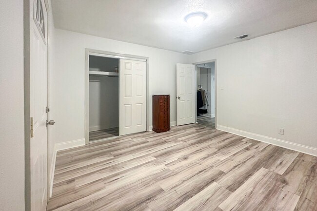 Building Photo - Spacious, Pet Friendly, 2 Bed Home with La...
