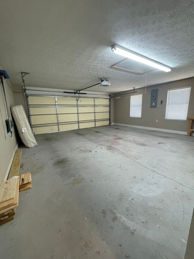 Building Photo - MOVE IN READY