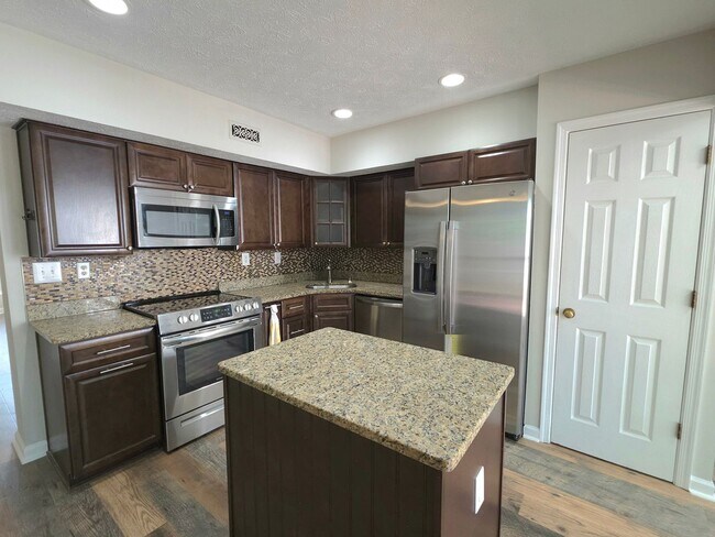 Building Photo - Move in Ready 3 Bedroom Townhouse in Yorktown!