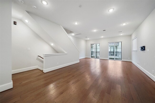 Building Photo - 1268 N Post Oak Rd