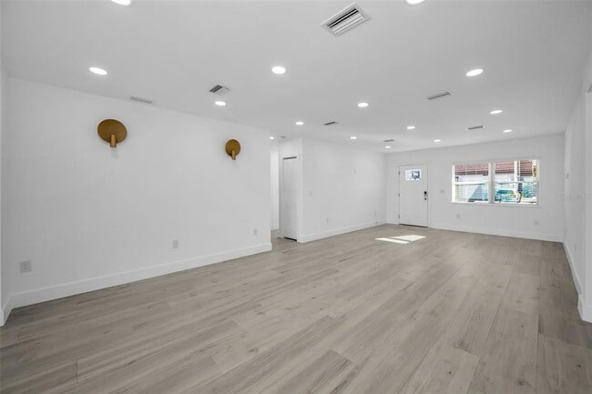 Building Photo - 14125 N Bayshore Dr