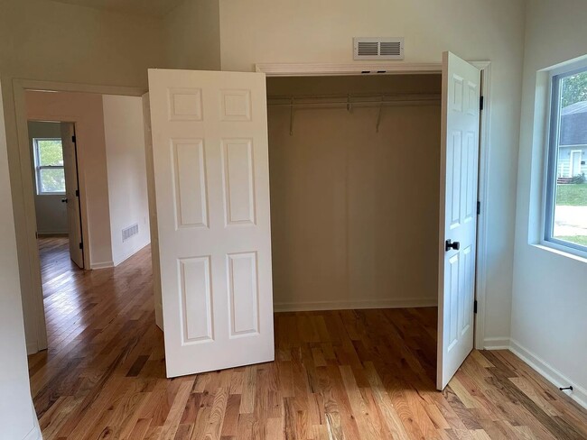 Building Photo - 610