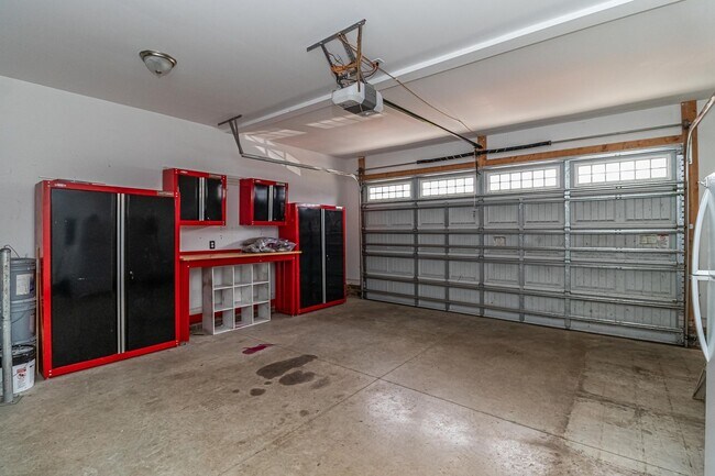 Building Photo - SPACIOUS Newer Construction Home in Pikevi...