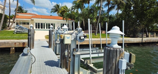 Building Photo - 1700 Bay Dr