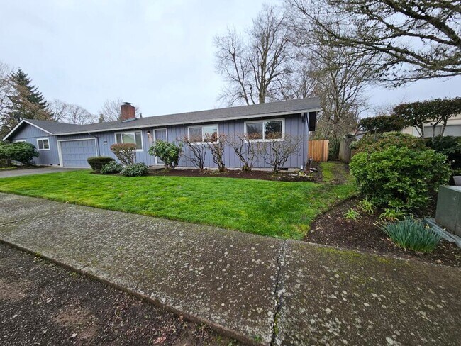 Building Photo - 3 Bedroom, 2 Bathroom in N. Coburg Rd Area