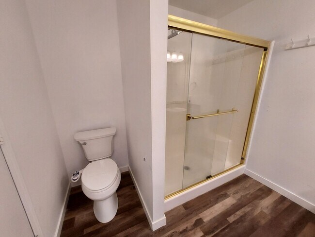 Building Photo - 4 bedroom 2.75 bath, Huge Fenced Yard with Landscaping Included!!