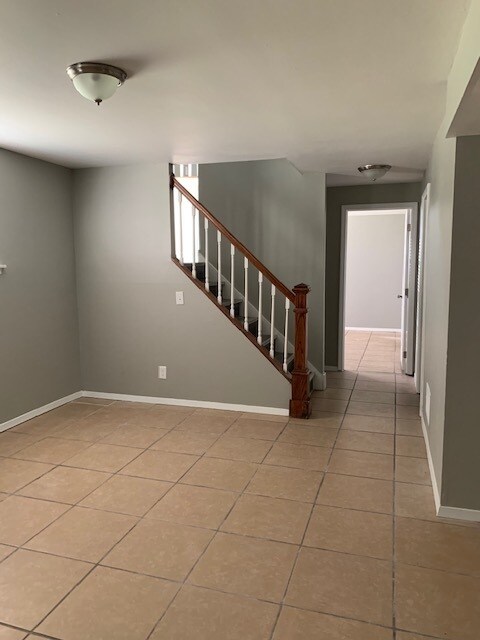 Building Photo - SPLIT LEVEL HOME FOR RENT!