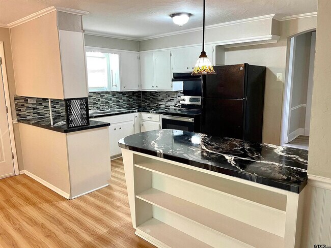 Building Photo - 910 N Newsom St