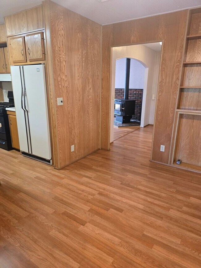 Building Photo - Light and Airy 2 Bedroom 2 Bath In Heather Glen Estates