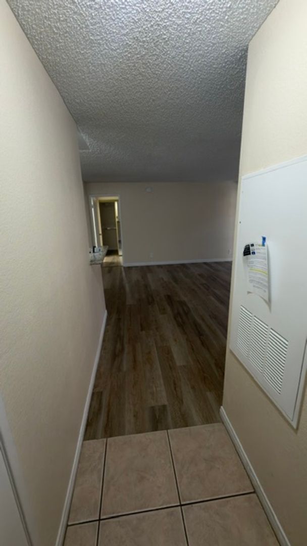 Building Photo - 2 Bedroom Condo!