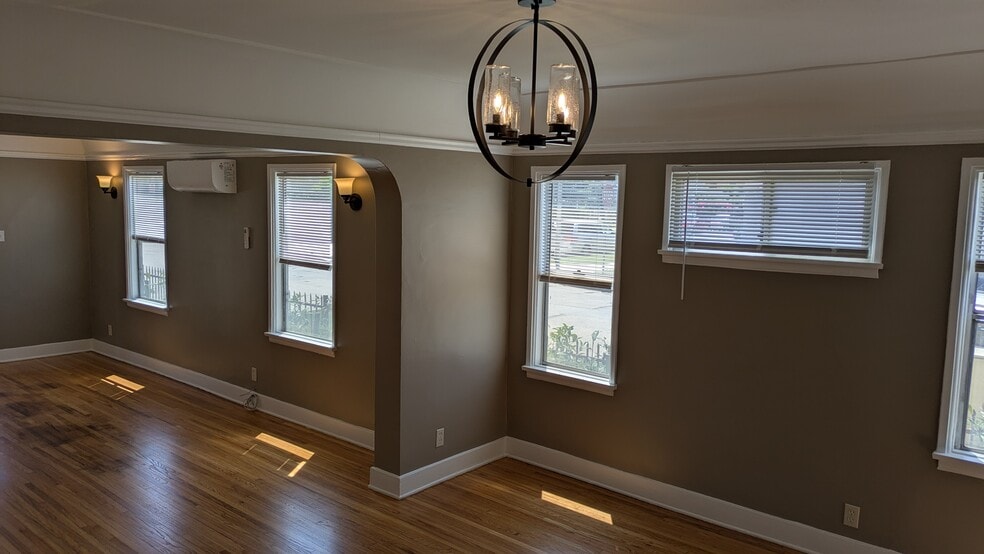 So many windows! - 2863 S Sycamore Ave