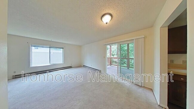 Building Photo - 515 S 15th Ave
