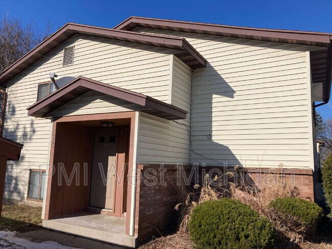 Building Photo - 6065 In the Pines Dr SE