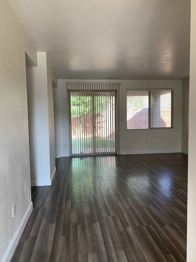 Building Photo - 934 N Slow Creek Ln