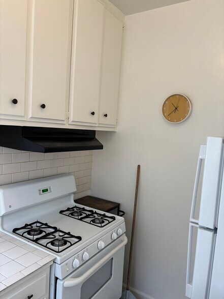 Kitchen - 407 Riverdale Dr