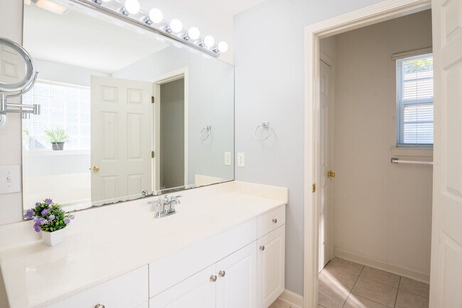 Building Photo - FURNISHED OFF-SEASON MONTHLY RENTAL