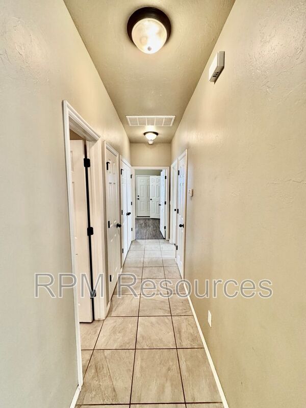 Building Photo - 151 Bison Ct Way