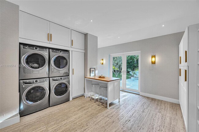 Building Photo - 607 Melaleuca Ln