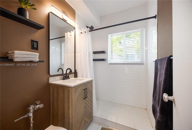 Building Photo - 1110 Venetian Way