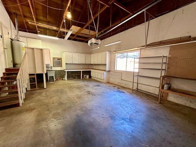 Building Photo - 3 Bedroom 2 Bathroom House in Desirable Al...