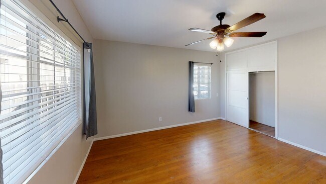 Building Photo - 5 Bed / 3 Bath on Rockford Dr (Large Rooms & Backyard) – Walk to Campus!!