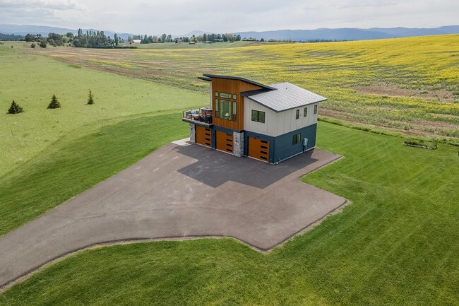 Building Photo - Fully furnished house w/ 3spaciousr garage & utilities included!